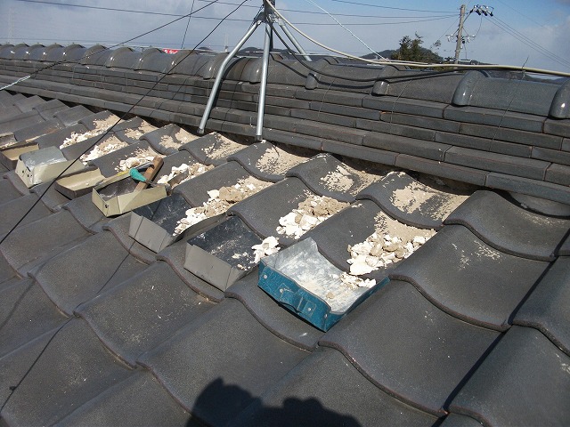 既存漆喰撤去中の様子